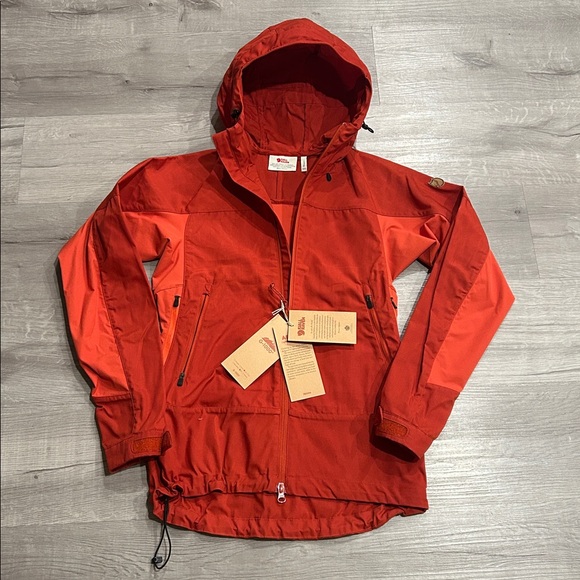 Fjallraven Jackets & Blazers - FJALL RAVEN
Abisko Lite Trekking Jacket W
Cabin Red-Rowan Red